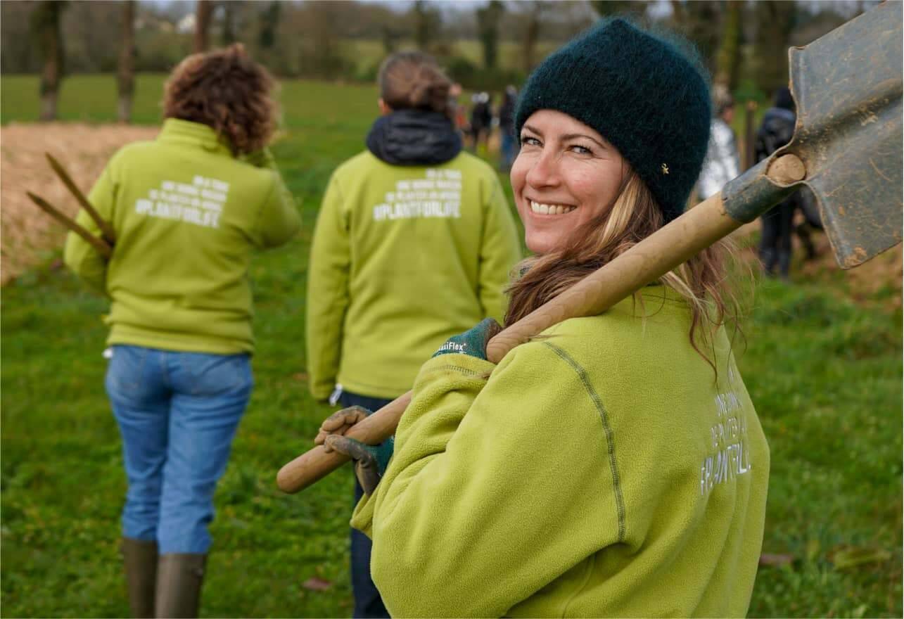 Kvinna med trädgårdsredskap