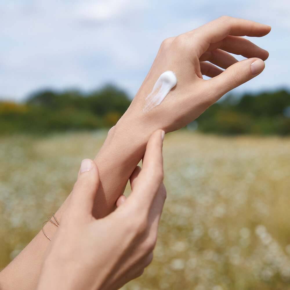 kvinnors handkräm applicering